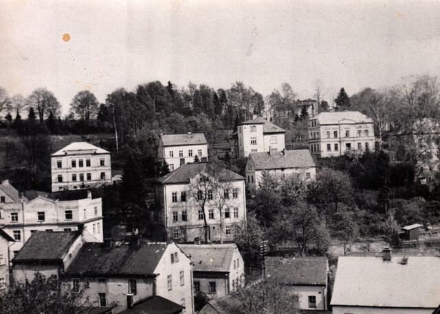 Luby před válkou. Uprostřed dům Hannabachových, Sokolovská 224 (Falkenauer Strasse). Nalevo Hoyerova fabrika, vzadu s věží firma Benedikt Lang